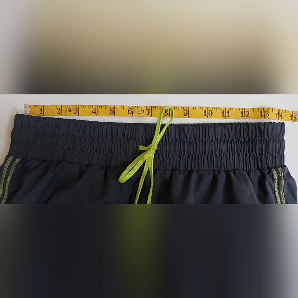 ATHLETA Ladies Gray W/Lime Running Shorts W/Panties & Drawstring Size Sm… - Picture 3 of 8